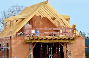 Jak przebiega proces budowy dachów i co jest w nim najistotniejsze?